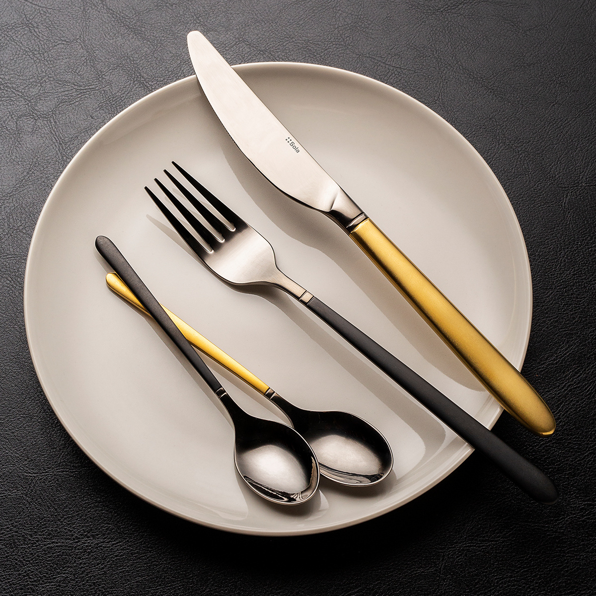 Besteck-Set 16-tlg. — Porto PVD dunkel Titan / gold sandgestrahlt
