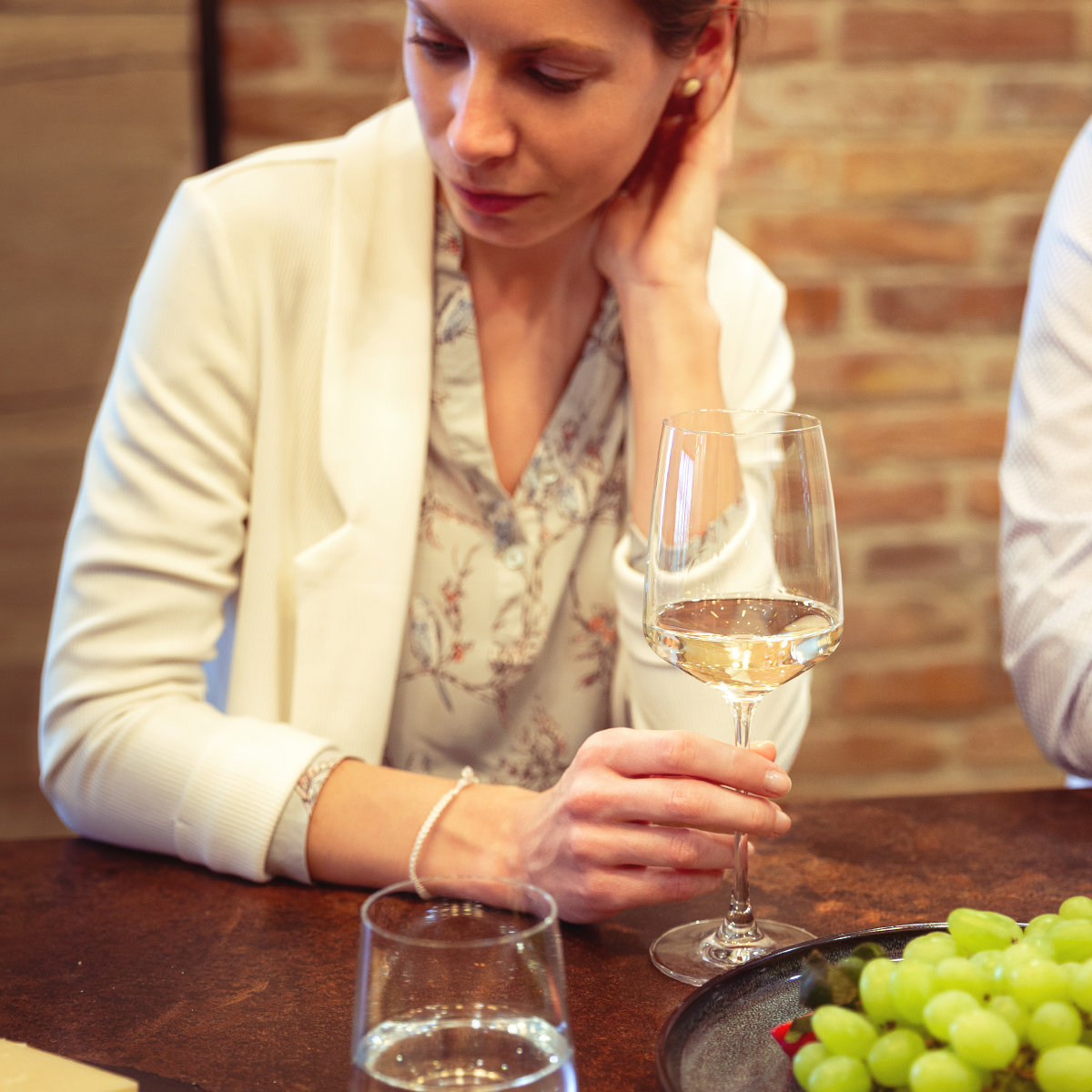 Kann Weisswein in einem Glas für Rotwein serviert werden?