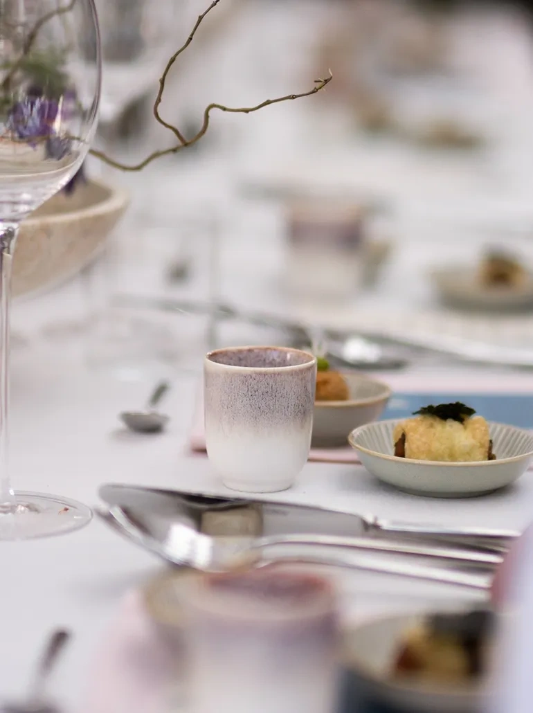 Ein gedeckter Tisch für das Degustationsdinner mit Sola-Besteck und Lunasol-Tellern