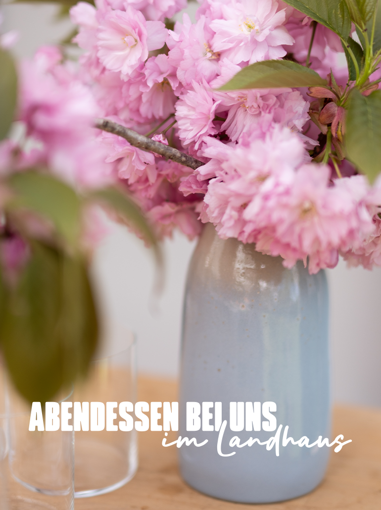 Sakura-Blüten in einer Vase von Solatelier