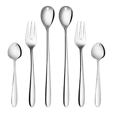 Das Besteckset Love Cutlery in silberner Farbe auf weißem Hintergrund