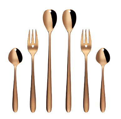 Das Besteckset Love Cutlery in bronzefarbener Ausführung auf weißem Hintergrund