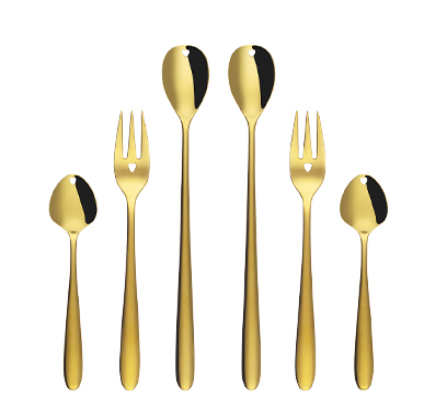 Das Besteckset Love Cutlery in goldener Farbe auf weißem Hintergrund 
